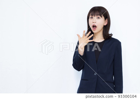 Surprised business woman in her thirties Surprised business woman in her thirties 93300104