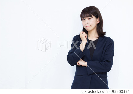 A business woman in her thirties who is seriously worried 93300335