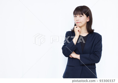 一個三十多歲的女商人嚴重擔心 一個三十多歲的女商人嚴重擔心 93300337