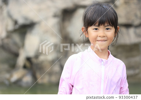 小女孩在河邊玩耍(7歲) 小女孩在河邊玩耍(7歲) 93300437
