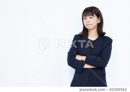 Angry business woman in her thirties 93300562