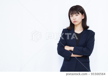 Angry business woman in her thirties 93300564
