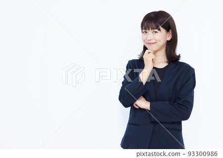 A business woman in her thirties who is worried with a smile 93300986