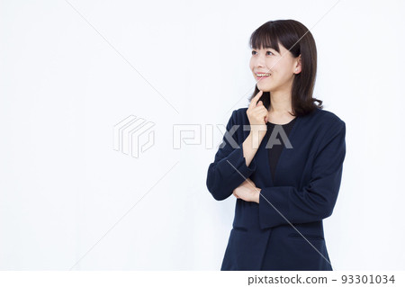 一個三十多歲的女商人笑著擔心 93301034