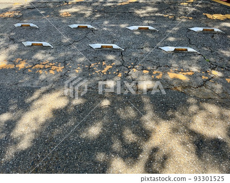 The speed humps on the road/The speed humps on the road 93301525