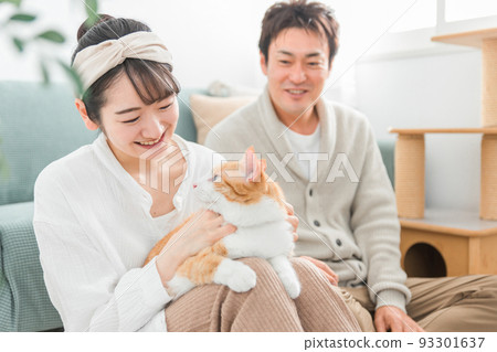 一對夫婦/夫婦（主人）撫摸著一隻寵物貓 93301637