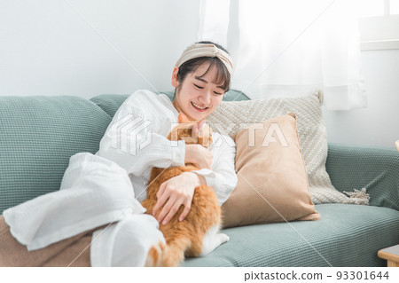 日本女人在沙發上玩寵物貓 93301644