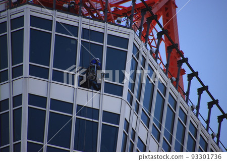 Tokyo Tower window cleaning [at Shiba Park, Minato Ward, Tokyo] 93301736