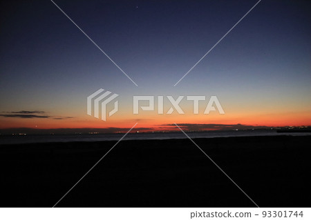 Tokyo Bay in the evening, overlooking Mt. Fuji in the distance [in Mihama Ward, Chiba City, Chiba Prefecture] 93301744