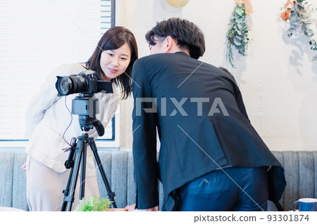 Business person who attends the shooting Business person who attends the shooting 93301874