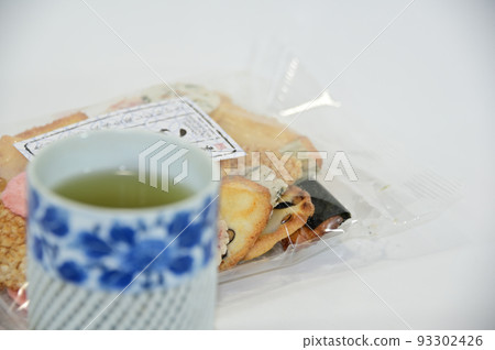Okaki pack and long teacup with tea 93302426