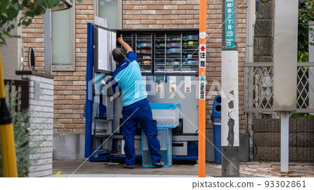 更換自動售貨機補貨的工人 93302861