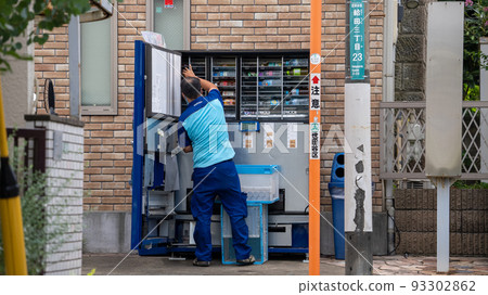 A worker who replenishes the stock of vending machines 93302862