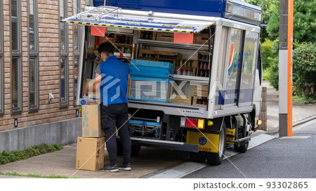 補充自動售貨機庫存的工人 93302865