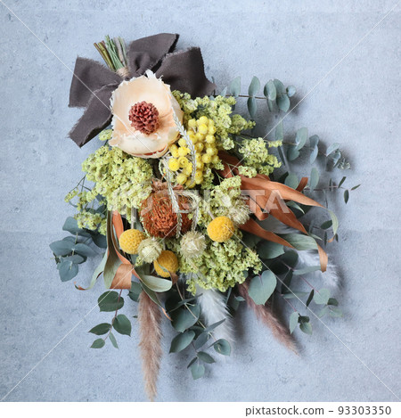 Swag for palm flowers and craspedia Swag for palm flowers and craspedia 93303350