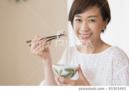 Middle Japanese woman having a meal 93303403