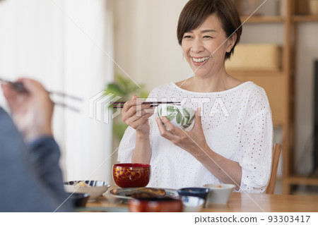 一位正在吃飯的日本中年婦女的餐桌形象 一位正在吃飯的日本中年婦女的餐桌形象 93303417