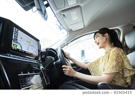 駕駛汽車的一個少婦 駕駛汽車的一個少婦 93303433
