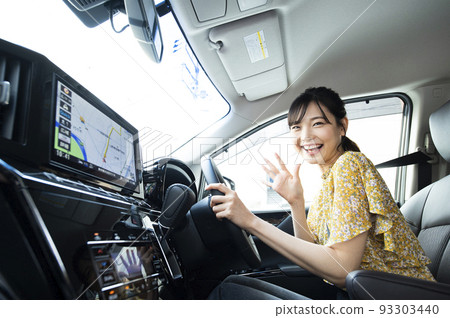 駕駛汽車的一個少婦 93303440