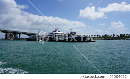 Luxury yachts at the Bayside Marina in Miami, Florida USA Luxury yachts at the Bayside Marina in Miami, Florida USA 93304012