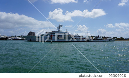 Luxury yachts at the Bayside Marina in Miami, Florida USA Luxury yachts at the Bayside Marina in Miami, Florida USA 93304028