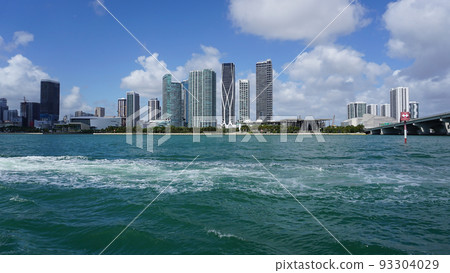 Luxury yachts at the Bayside Marina in Miami, Florida USA Luxury yachts at the Bayside Marina in Miami, Florida USA 93304029