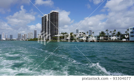 Luxury yachts at the Bayside Marina in Miami, Florida USA Luxury yachts at the Bayside Marina in Miami, Florida USA 93304077
