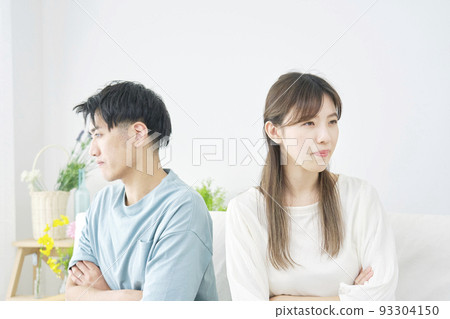 夫妻在客廳打架 93304150