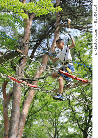 男初中生（12歲）在樹上玩田徑 93304214