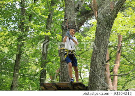 男初中生（12 歲）在樹上的運動滑索上玩耍 93304215