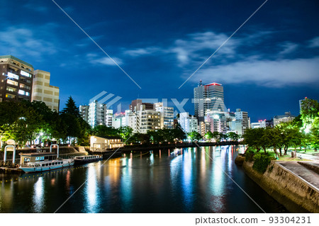 廣島 8 月 6 日是原子彈爆炸的日子。從元安橋眺望元安川下游。可以看到NHK大樓。 廣島 8 月 6 日是原子彈爆炸的日子。從元安橋眺望元安川下游。可以看到NHK大樓。 93304231