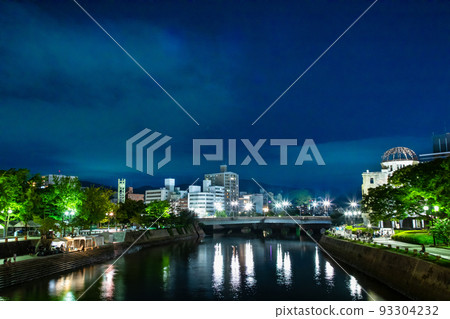 Hiroshima August 6th is the day of the atomic bombing. This is a view of Moto-machi and Tokaichi Jonan-dori in the upper reaches of Motoyasu Bridge. 93304232
