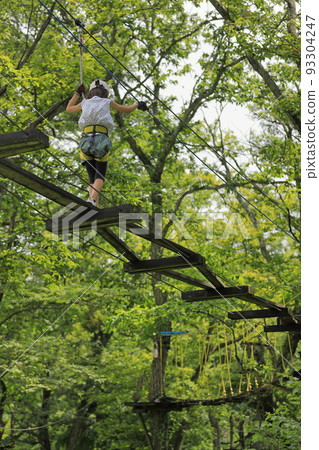 女小學生（7 歲）在樹上玩田徑 93304247