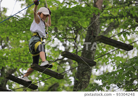 女小學生（7 歲）在樹上玩田徑 93304248