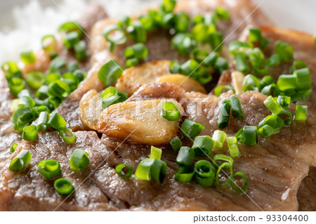 排骨烤肉碗的特寫鏡頭。 93304400