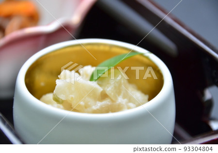 在餐廳供應的日本開胃菜 93304804