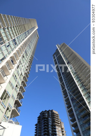Skyscraper that shines in the blue sky Skyscraper that shines in the blue sky 93304977