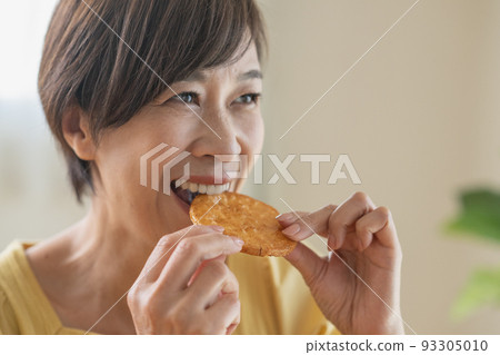 吃米果的資深婦女 吃米果的資深婦女 93305010
