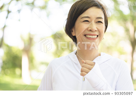 Women in their 50s walking and running Women in their 50s walking and running 93305097