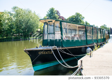 停泊在倫敦郊外老溫莎泰晤士河上的船隻 93305370