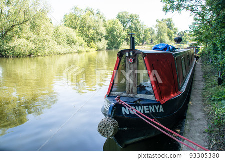 停泊在倫敦郊外老溫莎泰晤士河上的船隻 93305380