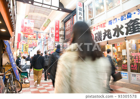 [Osaka Prefecture] Sonezaki Ohatsutenjin-dori Shopping Street on Weekends in December 93305578