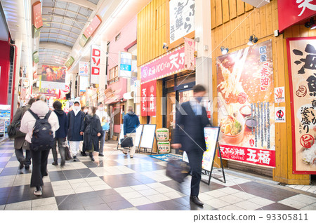 [Osaka Prefecture] Sonezaki Ohatsutenjin-dori Shopping Street on Weekends in December 93305811