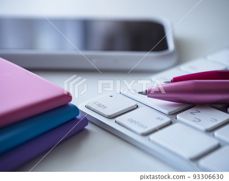 Business image of notebooks, PCs, smartphones (female) 93306630