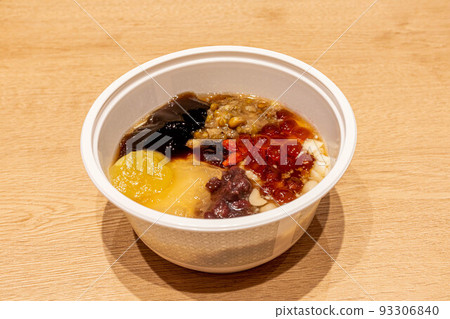 台灣甜點：豆花配上很多配料 93306840