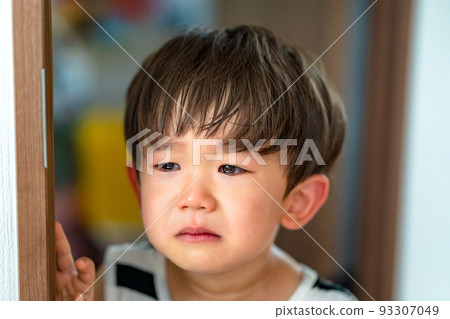 一個孩子在不愉快的階段哭泣 93307049