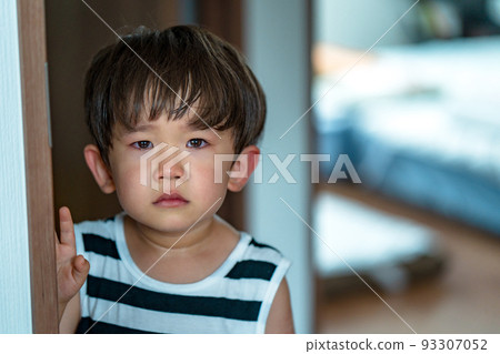 一個孩子在不愉快的階段哭泣 93307052