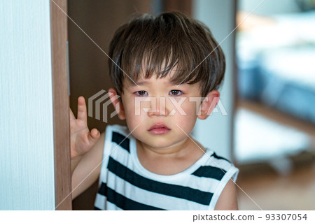 A child in the unpleasant stage crying 93307054