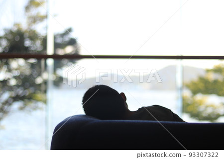舒解壓力，放鬆身心，在沙發上欣賞風景 93307322