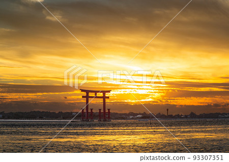 染上夕陽的弁天島海濱公園 93307351